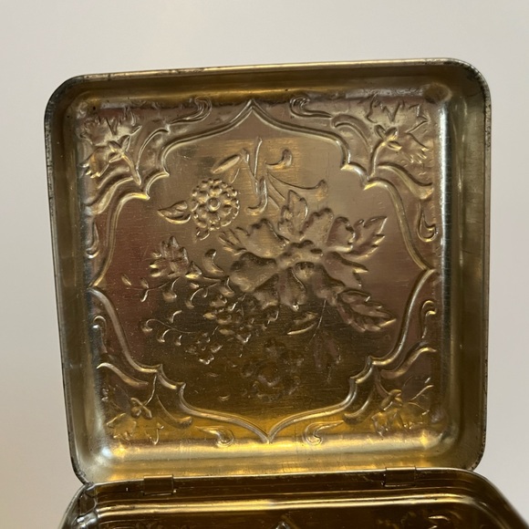 •Vintage Repousse Hinged Tea Tin Made In Holland• - Picture 5 of 7